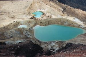 통가리로산의 에메랄드 호수