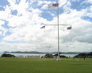 와이탕이에 있는 깃발대에 게양된 깃발들 (왼쪽에서 오른쪽으로): 뉴질랜드 연합 부족의 깃발, 뉴질랜드 왕립 해군의 기, 유니온잭 (2006년 2월 5일)