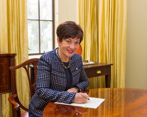 2016년 10월 18일 법안에 대한 승인을 하는 패트시 레디