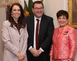 재신다 아던, 그랜트 로버트슨, 패트시 레디(왼쪽부터, 2020년 11월 6일)