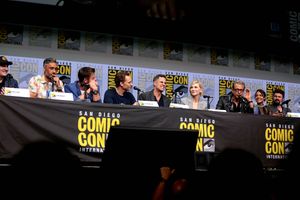 토르: 라그나로크 배우들 (왼쪽부터 케빈 파이기, 타이카 와이티티, 크리스 헴스워스, 톰 히들스턴, 마크 러팔로, 케이트 블란쳇, 제프 골드블룸, 테사 톰슨, 칼 어번.)