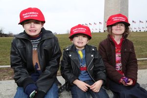 이전 레이건이 확립한 “미국을 다시 위대하게”라는 테마의 모자를 쓴 아이들(2017년 도널드 트럼프 대통령 취임식). 희망 회복의 감각을 불러일으키기 위해 사용된 모습