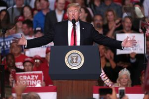 2018년 애리조나에서 열린 Make America Great Again 집회의 도널드 트럼프