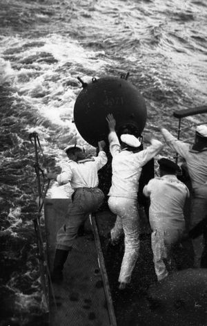 독일 기뢰부설함 한자슈타트 단치히에서 기뢰를 투하하는 모습