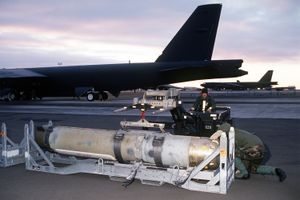 로링 공군 기지에서 B-52 Stratofortress에 적재되는 Mark 60 CAPTOR 기뢰