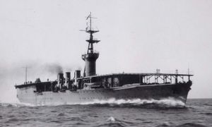 1922년 12월 4일, 일본 다테야마 근처에서 연통을 위로 올린 상태로 전속력 시험을 실시하는 호쇼