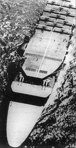 1929년 항해 중인 아카기호, 상부 비행 갑판에 있는 항공기와 중간 비행 갑판에 있는 20cm 포탑 2기