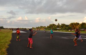 푸나푸티 공항에서 배구를 하는 소녀들