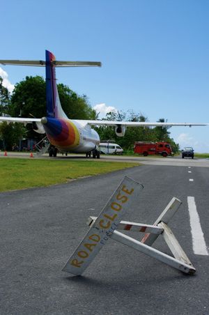 공항에 착륙한 피지 항공의 비행기