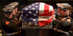 해병대 의장병들이 운구하는 글렌의 관