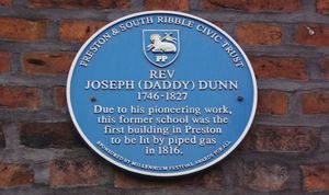 폭스 거리에 있는, 도시에 가스등을 도입한 조셉 던 목사의 업적을 기리는 명판