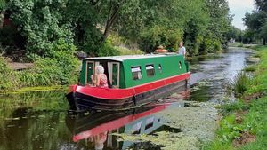 애쉬튼온리블(Ashton-on-Ribble)의 랭커스터 운하(Lancaster Canal)를 지나는 협운하선(narrowboat)