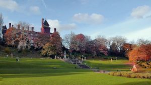 가을의 밀러 공원을 내려다보는 옛 프레스턴 공원 호텔