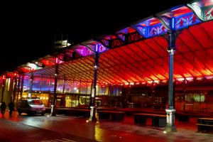 밤의 프레스턴 시장 건물과 지붕 시장