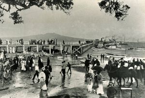 1890년 타카푸나 부두에 도착한 관광객들