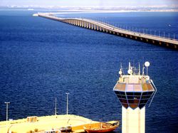 바레인 본토로 이어지는 다리.