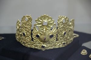 코슈 차이담(Khoshoo Tsaidam)의 매장지에서 발굴된 빌게 카간의 금관