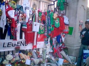 베스트의 죽음을 애도하며 벨파스트 시청에 바쳐진 꽃과 유니폼(2005년)