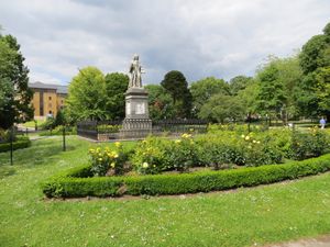 왓츠가 태어난 도시, 사우샘프턴(Southampton)의 왓츠 공원(Watts Park)에 있는 왓츠 동상