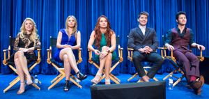 2014년 9월 주요 출연진. 왼쪽부터: 베일리 드 영, 리타 볼크, 케이티 스티븐스, 그레그 설킨 및 마이클 J. 윌렛