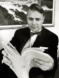 재무장관 코이비스토가 1967년 예산안을 읽고 있다.