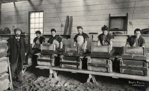 1897년 노벨의 아디어 공장에서 다이너마이트를 혼합하는 여성들