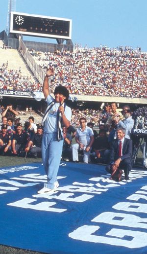 1984년 7월 5일, 나폴리 스타디오 산 파올로에서 열린 발표회에서 관중에게 경례하는 마라도나