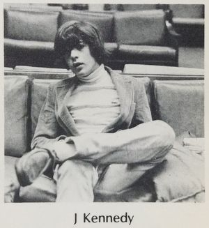 1975년 케네디의 9학년 컬리지에이트 스쿨 졸업앨범 사진