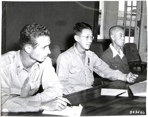 1946년 전쟁범죄 재판에서의 홍사익(오른쪽)