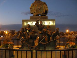 블랙호크스는 2000년에 "명예의 훈장(Badge of Honor)"이라는 이름의 75주년 기념비를 공개했습니다.