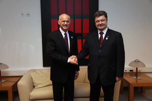 2009년 12월, 폴란드 상원에서 전 그리스 총리 게오르게 파판드레우와 함께 있는 우크라이나 외무부 장관 페트로 포로셴코