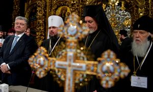 통합 공의회 당시 키예프의 성 소피아 대성당 내부. 왼쪽부터 오른쪽 순서대로: 포로셴코, 에피파니우스 1세, 에마누엘 대주교, 필라레트 (필라레트는 스쿠피아를 쓰고 있음), 2018년 12월 15일.