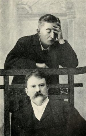 얼굴 왼쪽에 손을 댄 야쿠모(위). 친구 미첼 맥도널드(아래)와 함께.