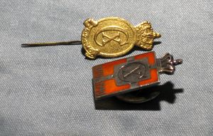 크리스티안의 CX 문장을 보여주는 국왕의 휘장 핀 (Kongemærket)의 두 가지 버전; 전쟁 중 애국심의 대중적인 상징