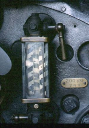 수위계. 보일러의 물은 정상 최대 작동 수위보다 높은 "상부 너트"에 있다.