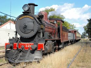 Beyer Peacock가 제작한 증기 기관차가 우루과이 철도 동호회(AUAR)를 위해 철도 동호인 열차를 견인하고 있다.