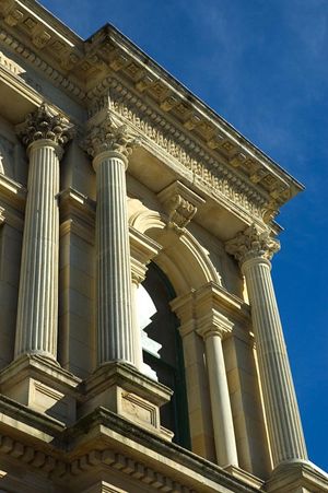 오아마루 석회암으로 지어진 신고전주의 양식 건물