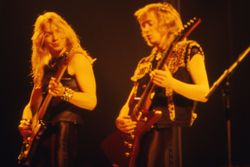 1982년 어드리언 스미스(Adrian Smith)와 함께 공연하는 머레이(왼쪽)