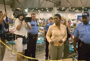 오프라 윈프리가 허리케인 카트리나 이후 휴스턴의 릴라이언트 센터에 임시로 피난한 뉴올리언스 출신 대피자를 방문하고 있다.