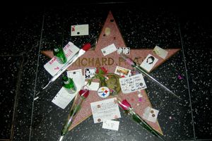 프라이어의 할리우드 명예의 거리 별, 팬들이 남긴 물건들로 덮여 있다