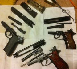 자동권총 베레타 84F, 베레타 92F, 베레타 Px4를 분해하여 청소하는 모습