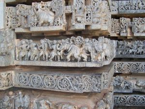 호이살레슈와라 사원(Halebidu), 카르나타카의 기단에 있는 마카라의 줄. 모서리에 수직으로 서 있는 마카라에 유의.