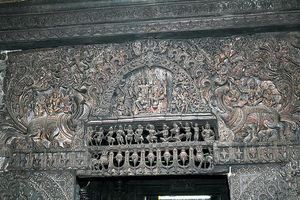 호이살레슈와라 사원(Halebidu)의 가르바그리하 문 위의 마카라 토라남. 아치 양쪽 끝에 두 마리의 마카라가 보인다.