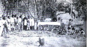 두 명의 스페인 선교사가 1890년경 모로 개종자를 세례하고 있다.