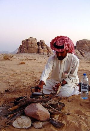 요르단 와디 럼(Wadi Rum)에서 모닥불을 피우는 젊은 베두인