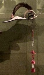 호놀룰루 미술관에 소장된, 야자수, 대나무, 깃털, 면, 섬유, 구슬로 만든 만다야족의 모자