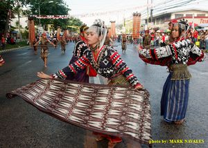코로나달, 남 코타바토에서 열린 Tnalak 축제 거리 댄스 경연 대회에서 공연되는 Tboli 춤