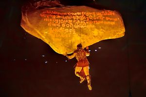 2016년 싱가포르 국경일 퍼레이드에서 전설적인 인물 바당이 싱가포르 석을 들어올리는 모습