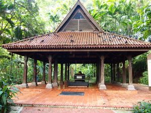 싱가푸라의 마지막 라자 이스칸다르 샤를 기념하기 위해 포트 캐닝 언덕에 세워진 카라마트(keramat)