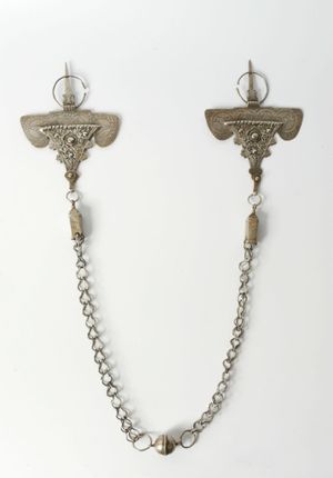 전통 베르베르 반원형 브로치, 아브라함 계통 종교 이전 시대부터 내려오는 관습